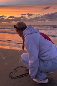 Beach picture during the sunset and she’s wearing the Amore hoodie from Maison de Monaco Beach Picture, Sunrise Photography, The Sunset, Beach Pictures, Monaco, Hoodies Womens, Ootd, Sweatshirts, How To Wear