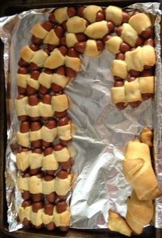 Pigs in a blanket candy cane Christmas Pigs In A Blanket, Cute Christmas Food Ideas, Christmas Food Ideas For Kids, Cute Christmas Food, Kid Christmas Party Food, Christmas Munchies, Christmas Party Food Appetizers, Christmas Party Finger Foods, Grinch Night