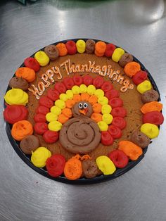 Turkey cookie cake Turkey Cookie Cake Designs, Thanks Giving Cake Design Simple, Easy Thanksgiving Cakes Decorating, Thanksgiving Message Cookies, Turkey Cookie Cake, Diy Thanksgiving Cake, Thanksgiving Cookie Cake Designs