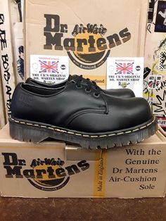 Dr Martens Steel Toe Dr Martens Industrial Shoes Made In England. Featuring a 3 eyelet profile, classic yellow stitching, soft waxy leather and hard wearing Commando sole unit. These shoes are a great example of durable Made In England Dr Martens from the Golden Era.  Size 6 UK £245 Doc Martens Outfits, Profile Classic, Dr Martens White, Green Boots, Patent Leather Boots, Cream Shoes, Doc Marten Oxford, White Boots, Mens Shoes Boots