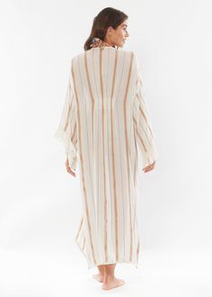 Oh Wow is a maxi length kimono with fringe. 67% VISCOSE 30% COTTON 3% LUREX Modeled in size Small.