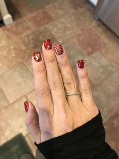 Sparkle Christmas Nails, Red Sparkle Nails, Christmas Nails Red, Christmas Dip, Gold Gel Nails, Red And Gold Nails, Sparkle Christmas, Holiday Nails Christmas