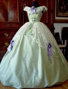 1800s Ball Gown, Historical Gowns, Antique Dresses, 1860 Fashion, Mode Tips, 1800s Fashion, 19th Century Fashion