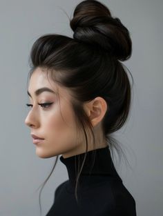 The sleek high messy bun for straight hair offers a polished yet relaxed look. This style is perfect for professional settings or formal events, making it a versatile choice for both day and night. Best suited for oval and rectangular face shapes, this bun emphasizes the length and angles of the face. Bun For Straight Hair, Messy Bun Ideas, High Messy Bun, Messy High Bun, Rectangular Face, Curly Bun Hairstyles, Short Hair Bun