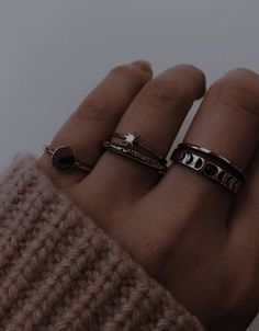 Finger Tattoos Ring, Colorful Jewelry Aesthetic, Ringe Aesthetic, Ring Tattoos For Couples, Ring Aesthetic Vintage, Dark Academia Rings, Engagement Rings Aesthetic, Ring Finger Tattoo Couple, Rings Aesthetic Vintage