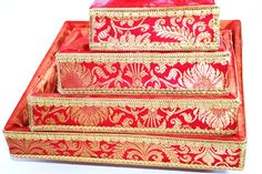 Shaugn Tray-Gifting baskets - set of 4- Viyaah- Wedding invitation  Gifting baskets - Indian gift baskets for all your wedding gifts These elegant baskets are decorated with Brocket and organza with a beautiful gold or Silver gotta along the sides. The organza around the top of the baskets can be tied and presented with all your traditional sweets - gifts - Clothing items or which accessories you may choose.  Luxury brocket gift baskets available as set of 4  Available in five colours - Ivory - Luxury Fusion Style Chandbalis As Gift, Haldi Accessories, Diwali Hampers, Temple Decoration, Baskets Christmas, Nikah Decor, Decoration Stage, Gift Tray, Wedding Gifts Packaging