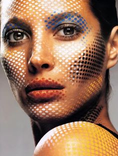 Pop art? Pixel? High fashion? Why not all three?! Love this makeup idea! - 12 Pop Art Makeup Ideas Maquillaje Pop Art, Pop Art Makeup, Pop Art Fashion, Dramatic Makeup, Roy Lichtenstein