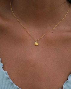 so cute for anyone and every occasion! Spring Necklace, Preppy Jewelry, Jewelry Accessories Ideas, Dope Jewelry, Nail Jewelry, Classy Jewelry, Jewelry Essentials, Jewelry Lookbook, A Necklace