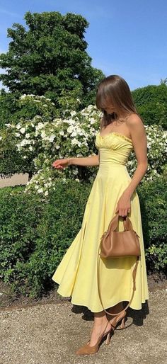 Lunch Event Outfit, Classy Yellow Outfit, Soft Glam Aesthetic Outfits, Greek Women Outfits, Outfit For The Theater, Feminine Date Night Outfit, Cute Dinner Dresses, Lemon Dress Outfit, Feminine Clothes Aesthetic