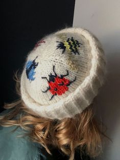 a close up of a person wearing a knitted hat