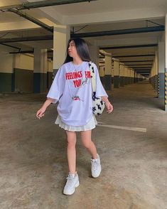 Girly Tshirt Outfits, Girly Oversized Outfits, White Mini Skirt Outfit, Korean Skirt Outfits, Minimalist Ootd, Oversized Shirt Outfit, Oversize Tshirt Outfits, Oversize Outfit