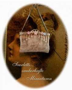 an image of a woman holding a purse with pearls on it's back and the words sacreds sachete de annature written below