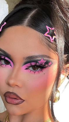 Reggae Club Outfit, Purple And Pink Makeup Ideas, Makeup Themes Ideas, Fairy Like Makeup Looks, Pink Makeup Inspo Aesthetic, Pink Futuristic Makeup, Y2k Makeup Inspiration, Aesthetic Eye Makeup Looks, Rolling Loud Makeup