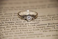 Engagement Ring Aesthetic, Aesthetic Engagement Ring, Engagement Picture Ideas, Grunge Jewelry, Cute Engagement Rings, Engagement Picture, Jewelry Accessories Ideas, Cute Rings, Pretty Rings