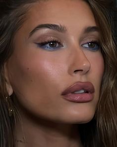 How To Shimmer Eyeshadow, Hailey Bieber Blue Eyeliner, Blue Eyeshadow For Blue Eyes, Eras Makeup, Coachella Make-up, Hayley Bieber, Coachella Makeup, Blue Makeup Looks, Summer Makeup Looks