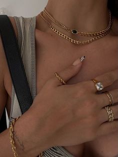 Asthetic Jewellery Gold, Gold Jewelry Outfits Summer, Gold Chain Necklace Stack, Gold Acssesories Aesthetic, Layering Gold Jewelry, Going Out Jewelry, Gold Classic Jewelry, Women’s Gold Jewelry, Styling Gold Jewelry