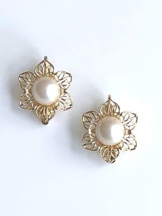 1980s Vintage Gold Pearl Earrings Wedding, Pearl Bridal Earrings Vintage Trifari Earrings, Dainty Flower Pearl Clip on Earrings for Women Flower Pearl Earrings, Pearl Earrings Wedding, Crystal Jewelry Sets, Faux Pearl Earrings, Vintage Trifari