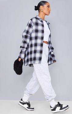 Joggers And Oversized Shirt, Checkers Shirt Outfit Women, Oversized Checked Shirt Outfit Women, Oversized Checked Shirt Outfit, Checked Jacket Outfit, How To Style Oversized Button Up Shirts, Black And White Shirt Outfit, Checked Shirt Outfit Women, Checkered Shirt Outfit Women