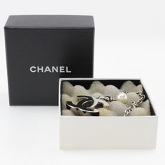 Iem No. I191824145 Brand CHANEL Model number A17950 Item key ring Model COCO Mark Line charm Serial number 02C Gender Women Color Silver Material Metal Weight 32g Accessories Storage box Size cm (approx.): W3.3 x H11x D0.5inch (approx.): W1.3 x H4.3x D0.2 Item Rank B+ rankCondition 【Outside/Other】(Metal parts) Slight Scratch, Kusumi If you have any questions about the product details, please contact us at any time. I will update item description for you. Coco Chanel Charms, Ring Model, Chanel Model, Silver Material, Accessories Storage, Silver Pearls, Woman Colour, Silver Charms, Key Ring