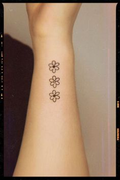 Small Tattoo Tiny Feminine Tattoos, Tattoo October, Small Daisy Tattoo, Tiny Flower Tattoos, Minimal Tattoo Ideas, Daisy Flower Tattoos, Floral Back Tattoos, Simple Flower Tattoo, Wrist Henna