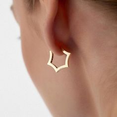 Dainty & modern handmade Special Star Design 14K Gold (585) Earring. This handcrafted & casual accessory is designed and carefully created in our atelier as a timeless and elegant jewelry for a lifetime of use. Thanks to its sophisticated and contemporary design, you and your loved ones can wear this minimalist earring daily or for special occasions! This shiny earring is a ready-to-gift item which will be delivered to you in a classy gift box.  Weight: 2.37 grams.  Since our products are handcrafted, their weights may vary by -) %10. ★ ALTINKALE ★ As a jewelry atelier based in one of the world's first shopping malls, Grand Bazaar, and the actual center of tradition, culture and art, we are proud to say that we are an experienced establishment which was founded in 1985. Designing high qual Jewelry Atelier, Shiny Earrings, Earring Minimalist, Dainty Jewellery, Minimalist Earring, Gift For Valentine, Gift For Wedding, Grand Bazaar, Casual Accessories