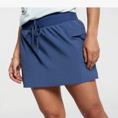 Brand New Casual Short Skort With Pockets, Casual Skort With Side Pockets, Beach Skort With Pockets In Short Length, Beach Skort With Pockets, Casual Beach Skort, Blue Elastic Waistband Skort, Casual Beach Skort With Short Inseam, Blue Short Skort For Summer, Blue Summer Short Skort