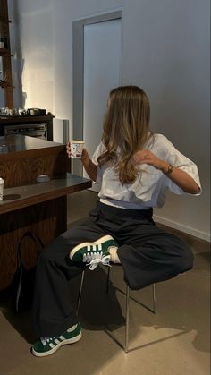 Green Tennis Shoes Outfit, Green Sneakers Women Outfit, Green Campus 00s Outfit, Casual Outfits Green, Green Sneakers Outfit, Spring Street Style Casual, Adidas Campus 00s Outfit, Green Shoes Outfit, Adidas Samba Outfits