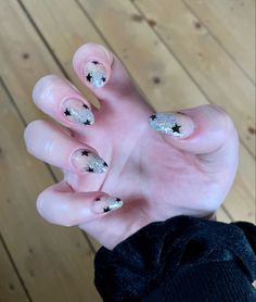 Glitter ombré and black star acrylic nails Star Acrylic Nails, Star Acrylic, Cute Christmas Nails, Star Nails, Sparkly Nails, Glitter Ombre, Marble Nails, Silver Nails, Glitter Stars