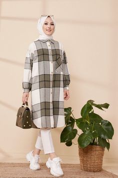 Winter Outfits In Pakistan, Winter Clothes Design In Pakistan, Winter Kurti Outfit, Freezing Winter Outfits, Winter Outfits Cold Freezing, Winter Outfits Korean, Pakistan Clothes, Outfit Ideas For School, Outfit Ideas Winter