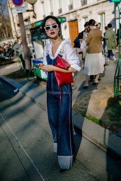 Overalls Dressed Up, Dungarees Street Style, Unique Jeans, Denim Street Style, Street Style Fall, Quoi Porter, Moda Paris, Paris Fashion Week Street Style, All Jeans