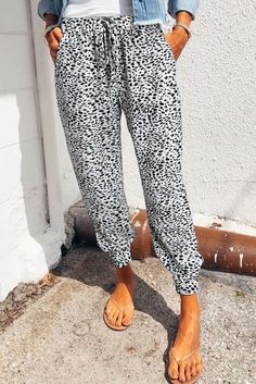 Just Enough Leopard Joggers Celana Kargo, Celana Fashion, Look Casual Chic, Leopard Print Pants, Summer Trousers, Casual Chique, Tie Length, Loose Trousers, Printed Joggers