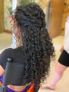 Half Up Half Down Wedding Hair For Curly Hair, Bridesmaid Hairstyles For Naturally Curly Hair, 3b Wedding Hair, Natural Curl Half Up Half Down, Curly Hair Bridesmaid Styles Down, Formal Hairstyles Half Up, Naturally Curly Hair Wedding Styles Half Up, Bridesmaid Hair Naturally Curly