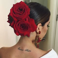 Flamenco Hairstyle Spanish, Spanish Flamenco Hair, Spanish Updo Hairstyles, Mexican Hair Updos, Spanish Hair Styles, 16 De Septiembre Hair Ideas, Spanish Bun Hairstyle, Mexican Inspired Hairstyles, Roses In Hair Hairstyles