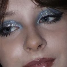 "Oh Christmas brow, oh Christmas brow, how lovely are your arches..." Glitter Disco Makeup, 70s Prom Aesthetic, 70s Glitter Makeup, Disco Make Up Glitter, 80s Club Makeup, Indie Rock Makeup, Moon Aesthetic Makeup, 70s Prom Makeup, 80s Rock Star Makeup