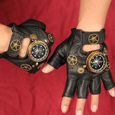 Don't lose your way with these steampunk compass gloves! Discover our Steampunk compass gloves, the ultimate accessory to complete your Steampunk cosplay costume! Carefully crafted and detailed with a functional compass, these gloves add a touch of adventure and mystery to your outfit. Whether you're strolling through the streets of Victorian London or exploring alternate worlds, these gloves will guide you in style. Get yours now and embark on an unforgettable steampunk adventure! Steampunk acc Steampunk Costume Male, Stile Punk Rock, Steampunk Gloves, Festival Fancy Dress, Leather Fingerless Gloves, Steampunk Aesthetic, Steampunk Leather, Style Steampunk, Vintage Gloves