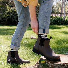 Chocolate Brown is the perfect wardrobe staple all year round. Pairing two timeless colors; brown and black, means you can match it with all the seasons of your wardrobe! The perfect everyday rain boot. The Bobbi seamlessly blends fashion and function with natural rubber and a neoprene lining. Our best-selling boots are designed for utmost comfort. Easy to dress up or down, wear from day to night, the Bobbi comes in a range of colors to match your style and individuality.We want you to be in lov Womens Rain Boots Outfits, Merry People, Blue Chocolate, Wellington Boot, Oxford Blue, Black Oxfords, Commute To Work, Thick Socks, Rain Boot