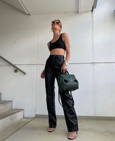 Cargo Leather Pants Outfit, Leather Cargo Pants Outfit, Cargo Leather Pants, Leather Cargo Pants, Black Pants Outfit, Fest Outfits, Cargo Pants Outfit, Braut Make-up