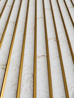 gold and white marble lines are lined up