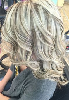 Cool blonde with lowlights. #kenracolor #lowlights Platinový Blond, Medium Ash Blonde Hair, Blonde With Lowlights, Medium Hairs, Short Platinum Blonde Hair, Blonde Hair With Lowlights, Cheveux Oranges, Platinum Hair Color, Hair With Lowlights