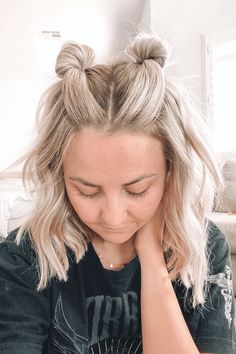 Half Bun Hairstyles, Half Up Bun, Hair Half Up Half Down, Concert Hairstyles, Hair Half Up, Short Hair Bun, Hair Bun Tutorial