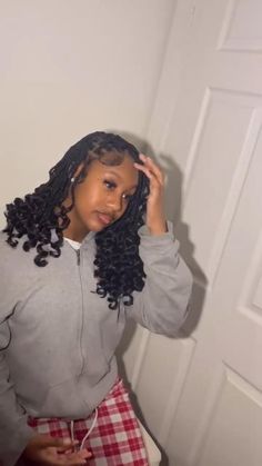 Cute Short Hairstyles Braids, Braids With Curls At The End Medium, Box Braids With Curly Ends Short, Cute Box Braids Hairstyles Short, Short Knotless With Curls At The End, Shirt Knotless Braids With Curls, Short Knotless Box Braids With Curls At The End, Cute Short Braids With Curls, Short Braids Hairstyles With Curls