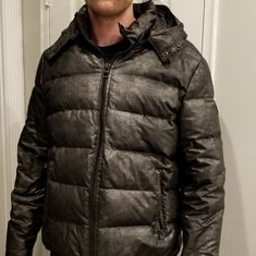 Guess Winter Puffer Coat. Black With Hint Of Silver Of Gray Sheer. Warm And Lightweight. Water And Wind Resistant. Removable Hood. Like New. Puffer Jacket Guess, Winter Puffer Coat, Winter Puffer, Coat Black, Puffer Coat, Black Gray, Mens Jackets, Puffer, Black And Grey