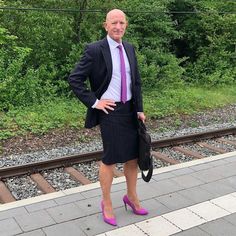 This Man In A Skirt And Heels Is Breaking Taboos, Questioning Standards, And Reinforcing That Clothes Have No Gender Nice Dressed Guys, Women Dressing As Men, Guy In Womens Clothes, Guys Wearing Skirts, Funny Outfits Men, Men Wearing Dresses Outfit, Straight Men Outfits, Cool Fashion Men, Straight Guy Outfits