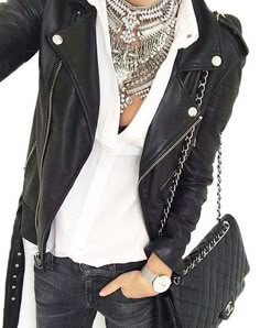 Alegra tus jeans negros y cazadora de piel con blusa blanca y maxi collar metálico Outfit Trends, Black Leather Jacket, Instagram Foto, Mode Inspiration, Rock Style, Outfits Casuales, Primavera Estate