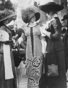 Click to visit The Golden Age of Opera Gloves Women In Dresses, Edwardian Costumes, Three Women, Look Retro, Photo Vintage, Edwardian Era