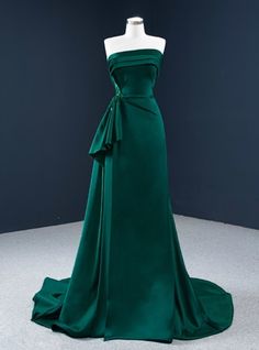 Green Satin Prom Dress, Military Dresses, Dark Green Dress, Strapless Prom Dresses, 파티 드레스, Emerald Green Dresses, Satin Evening Dresses, Aesthetic Background, Pretty Prom Dresses