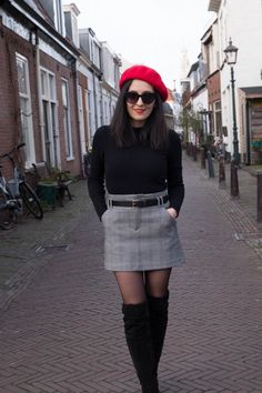 Red Barrett Outfit, Check Mini Skirt Outfit Winter, Red Beret Outfit Winter, Check Skirt Outfit, Black Beret Outfit, Berrets Outfits, Red Beret Outfit, Black Red Outfit