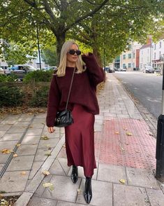 Burgundy Is Back! Here's How To Make It Work For You This Fall & Winter Cold Weather Christmas Outfits, Burgundy Maxi Skirt Outfit, Burgundy Monochrome Outfit, Burgandy Outfits Aesthetic, Pink And Burgundy Outfit, Burgundy Skirt Outfit Fall, Burgundy Outfits For Women, Burgundy Fall Outfits, Burgundy Outfit Ideas