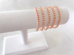 >> Produktdetails * (1) Perlenarmband mit 4mm rosévergoldeten Perlen * Das Angebot beinhaltet EIN Armband. Alle Bilder, die mit mehreren Armbändern gezeigt werden, dienen als Beispiel dafür, wie sie mit anderen Artikeln von Georgia Layne getragen werden können. * ALLE BESTELLUNGEN SIND ENGLISH. DIES SIND KUNDENSPEZIFISCHE ARMBÄNDER AUF BESTELLUNG. Wenn Sie irgendwelche Probleme mit Ihrer Bestellung haben, können Sie sich gerne an mich wenden. >> Tipps * Vorsicht ist geboten, um eine unnötige Übe Rose Gold Beaded Bracelet, Stacked Beaded Bracelets, Gold Beaded Bracelet, Multiple Bracelets, Bracelet Rose Gold, Bracelet Stacking, Rose Gold Beads, Stacking Bracelets, Bracelet Minimalist