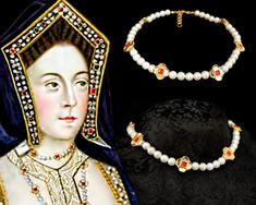 "Réplica del collar de Catalina de Aragón basado en un retrato suyo del siglo XVI.  DETALLES DEL COLLAR  ➺ Perlas de cristal checo en color blanco de 8 mm ➺ Tréboles de cuatro hojas de zamak con chapado en oro de 18k (0.25 micras) ➺ Fornituras de latón con chapado fino en oro de 24k ➺ Cierre de mosquetón con chapado fino en oro de 24k 🔎 PUEDES VER MÁS DE MIS PRODUCTOS AQUÍ: https://www.etsy.com/shop/Renaroque ✤ 𝗗𝗘𝗧𝗔𝗟𝗟𝗘𝗦 𝗗𝗘𝗟 𝗘𝗡𝗩Í𝗢 ✤ ➺ Los envíos dentro de España se llevan a cabo m Baroque Necklace With Historical Design As A Gift, Baroque Historical Design Necklace For Gift, Medieval Style Jewelry With Historical Design, Medieval Jewelry With Historical Design As Gift, Medieval Jewelry With Historical Design For Gift, Medieval Historical Design Gold Jewelry, Traditional Necklace With Historical Design As Gift, Traditional Necklaces With Historical Design, Traditional Necklace With Historical Design For Gift